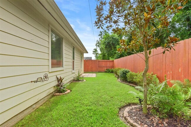 Building Photo - 12806 Pecan Shores Dr