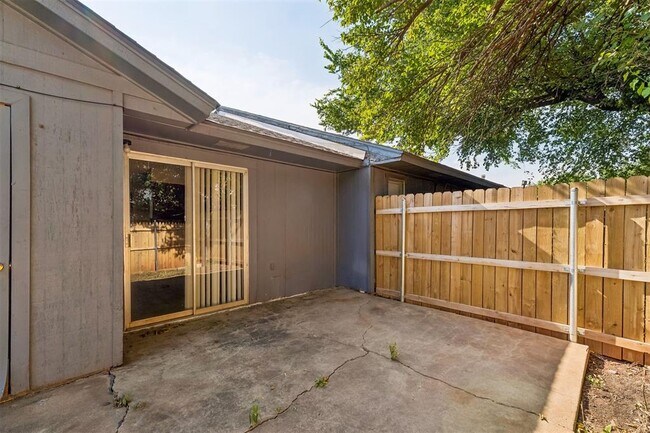 Building Photo - 208 Hudson Pl