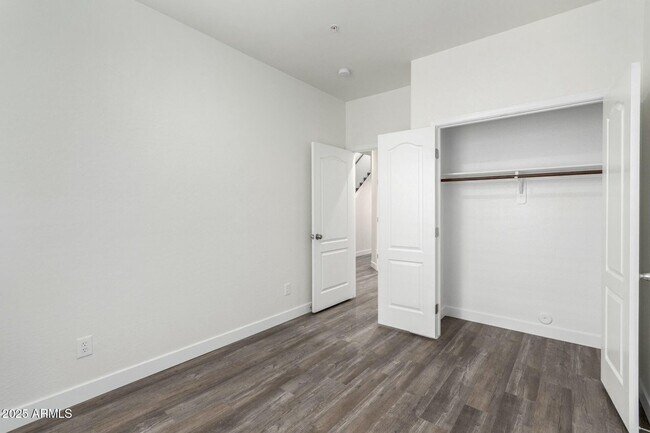 Building Photo - 111 W Beth Dr