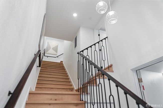 Building Photo - 628 Los Palmos Dr