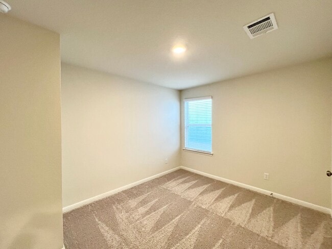 Building Photo - ~Move In Special~ 3 bedroom, 2 bath home for lease