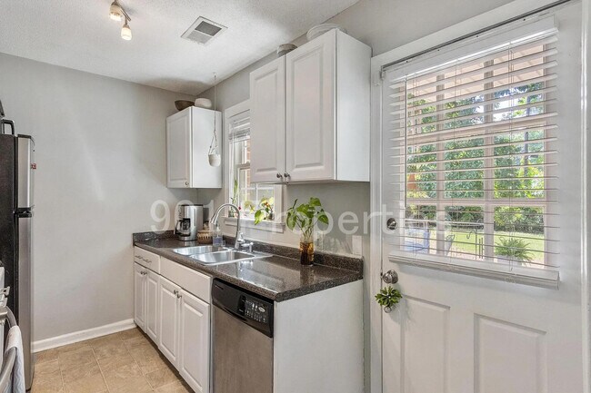 Building Photo - 499 Lytle St
