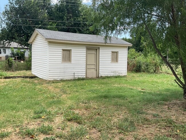 Building Photo - Three or Four Bedroom