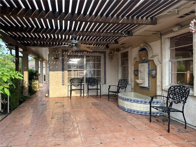 Building Photo - 1518 Redbud Ave