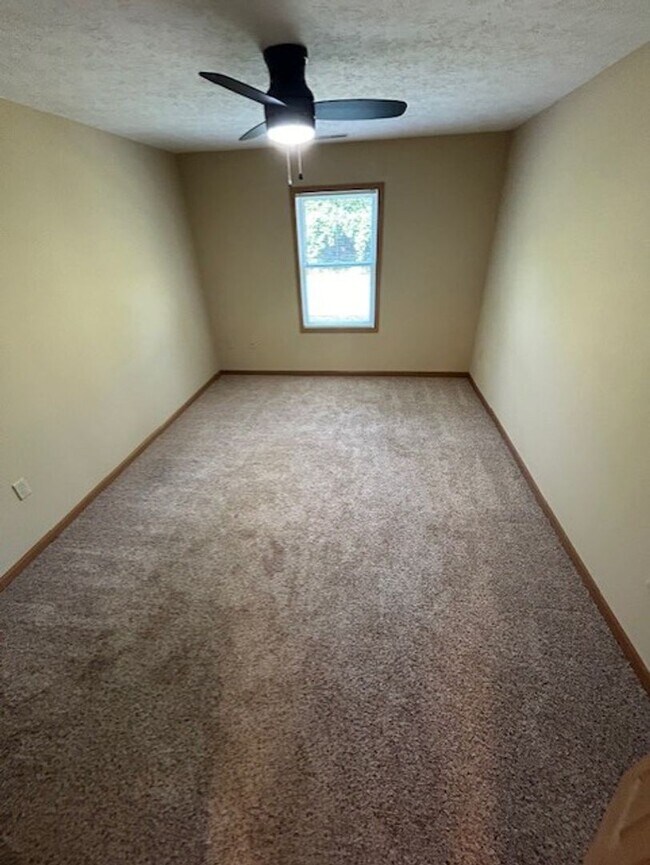 Building Photo - One Bedroom Apartment Available!