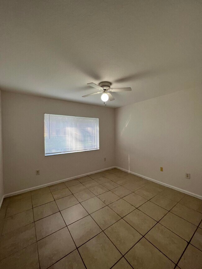 Building Photo - 161 SW Palm Dr