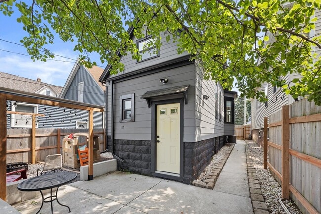 Building Photo - 3149 S Howell Ave