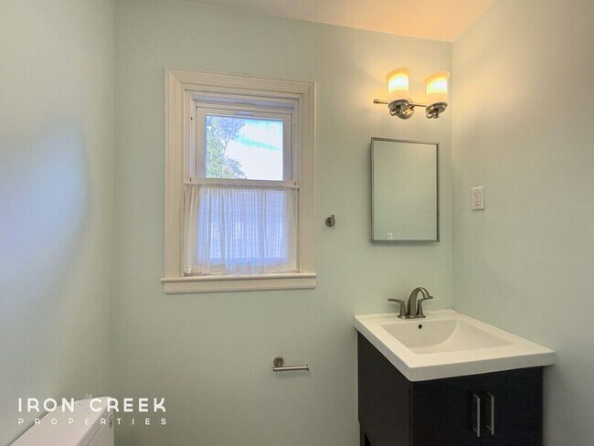 Building Photo - 12 Chateau Pl