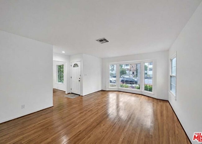 Building Photo - 6531 Hayvenhurst Ave