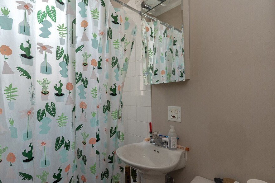 Building Photo - 3138 N Oakley Ave