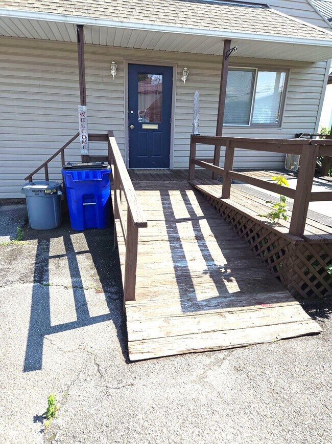 Building Photo - 203 Lincoln Way E