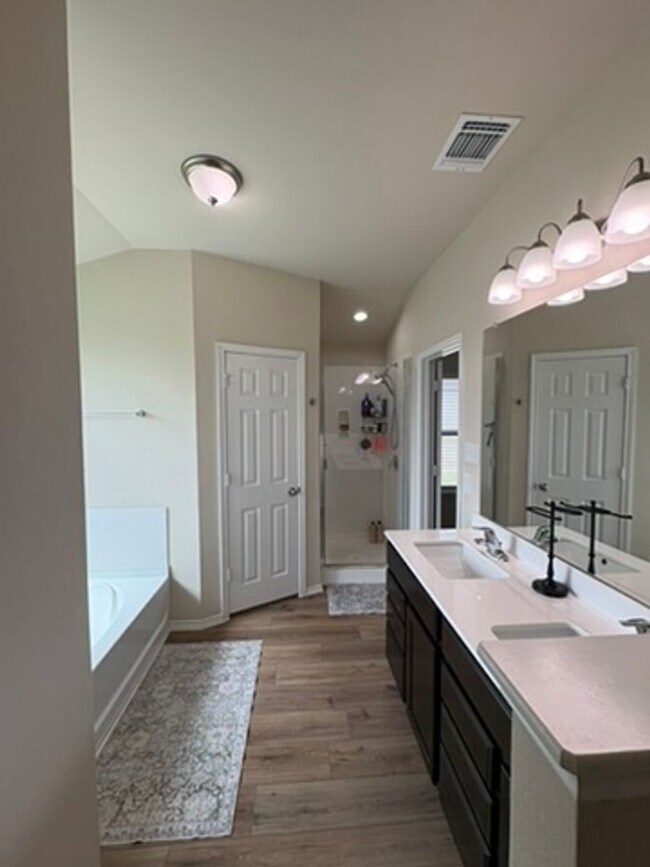 Building Photo - 3 bedroom 2 bath open concept