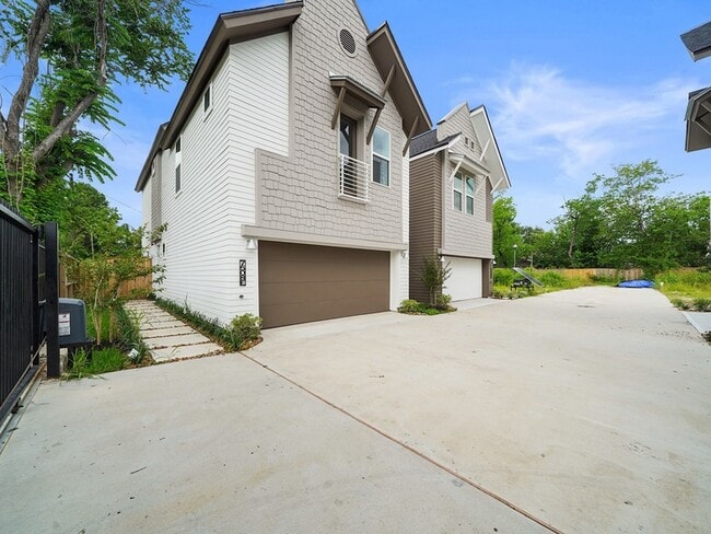 Building Photo - 7502 Carver Rd