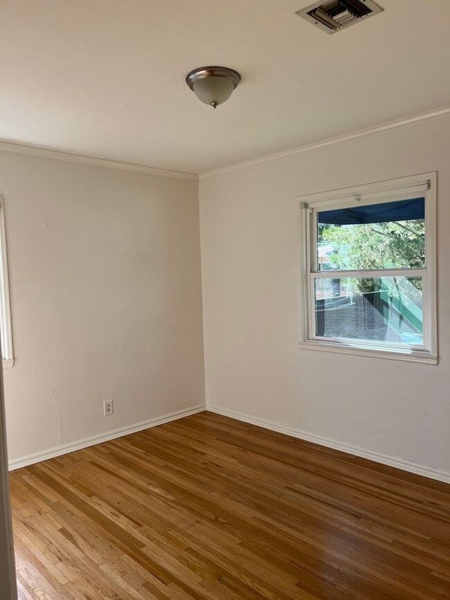 Building Photo - Charming 3+Bd Single Story Home For Lease