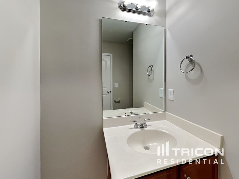 Building Photo - 661 Thistle Dr