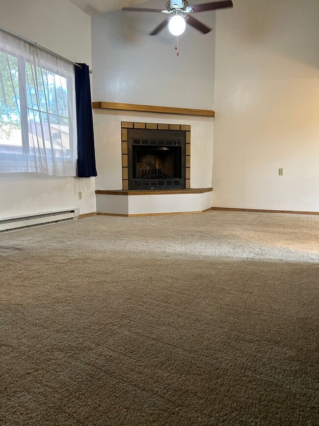 Building Photo - 1 Bedroom 1 Bath Townhome With Detached Ga...