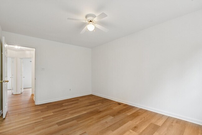 Building Photo - Great Location for schools, shopping and d...