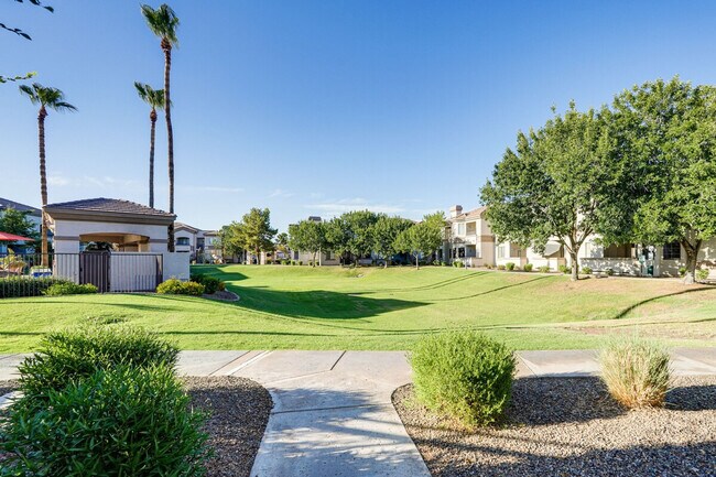 Building Photo - 1941 Pierpont Dr