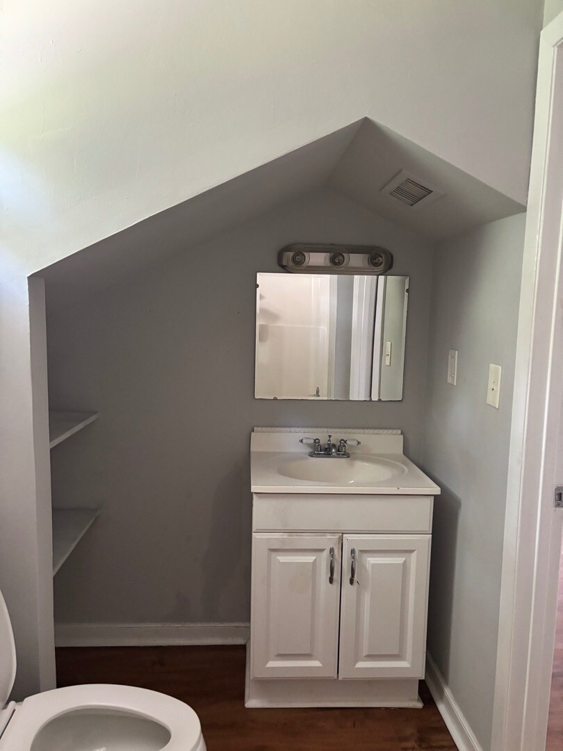 Bathroom view 1 - 1919 Hoitt Ave
