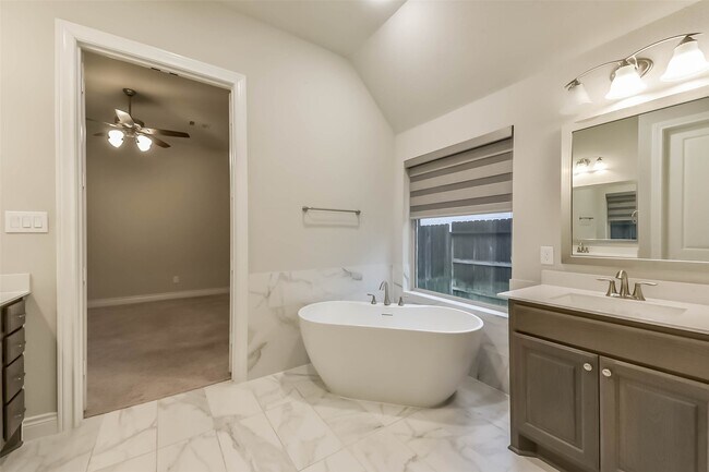 Building Photo - 21825 Enchanted Rock Dr N