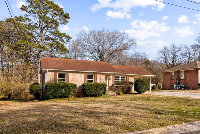 Building Photo - Beautifully Renovated 4 Bedroom 2 Bath Hom...