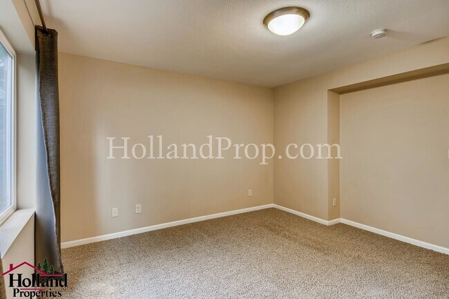 Building Photo - Stunning 3 Bedroom 2.5 Bathroom Home with ...