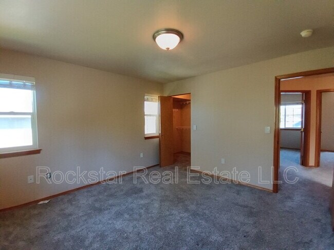 Building Photo - 6720 S Moran View St