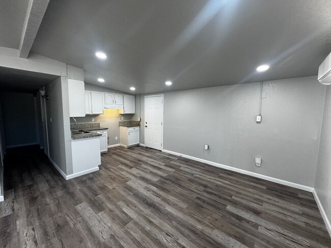 Building Photo - COZY HOME! APPLY NOW!