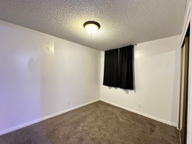 Building Photo - Great 2 bedroom Condo now Available!