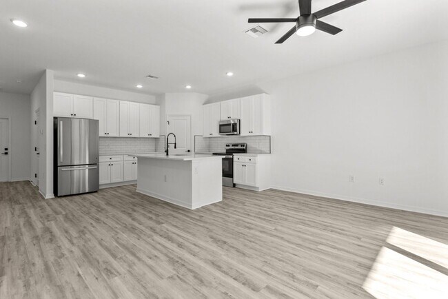 Building Photo - 548 Knapp St