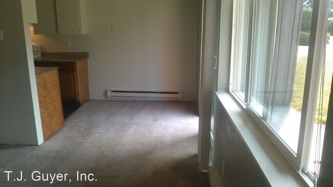 Building Photo - 1 br, 1 bath Apartment - 4702 108th Street...