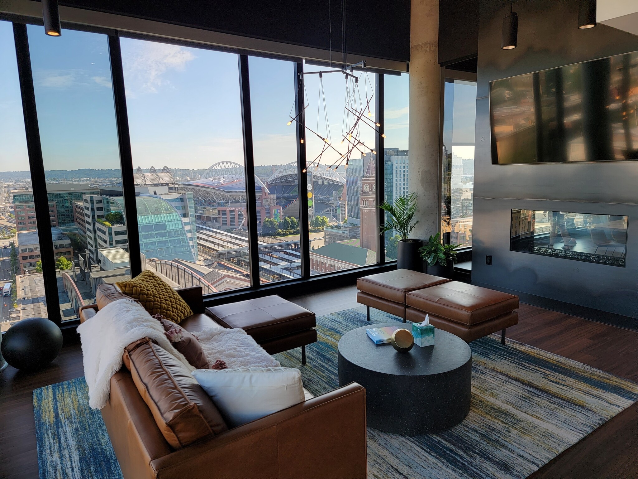 Amenity: Lounge with plenty of TVs and couches - 450 S Main St