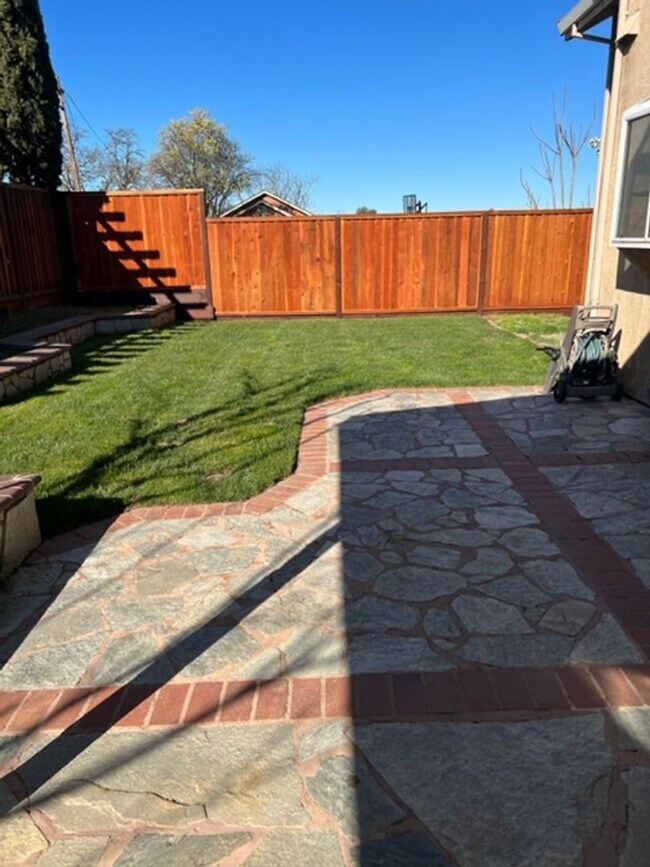 Building Photo - Spacious 4-Bedroom Home in a Quiet Tracy Cul-De-Sac!