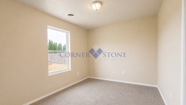 Building Photo - Large 4 Bedroom Home with Bonus Room!