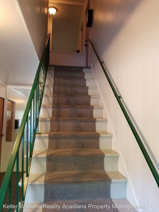 Building Photo - 2 br, 1 bath House - 211 Versailles Unit 10