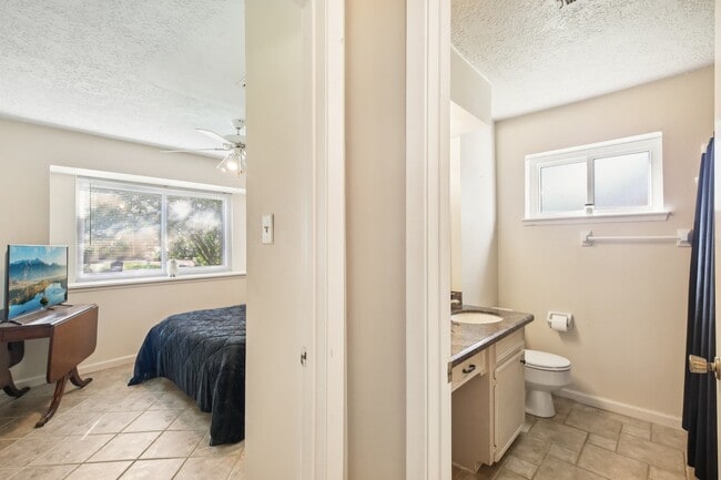 Building Photo - 15126 Silverman St