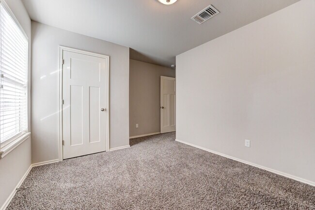 Building Photo - 806 Barbaroot Dr