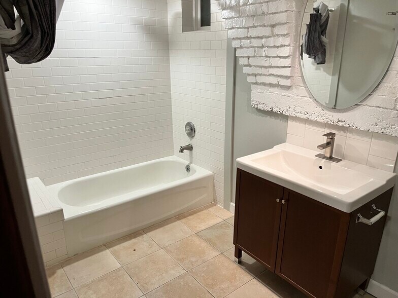 Building Photo - 903 23rd Ave S