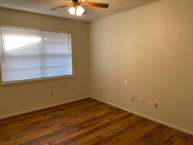 Building Photo - 606 N Elkhart Ave