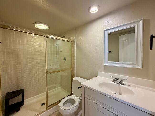 Building Photo - Spacious Five Bedroom in Rancho Del Oro