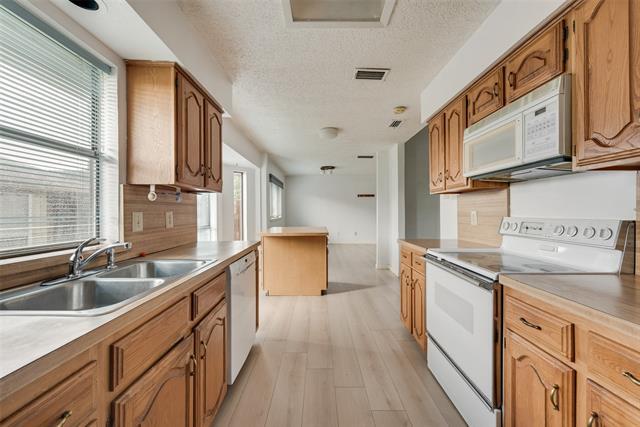 Building Photo - 2623 Fallcreek Dr