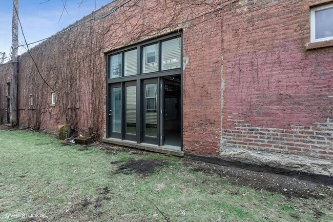 Building Photo - 606 W 18th St