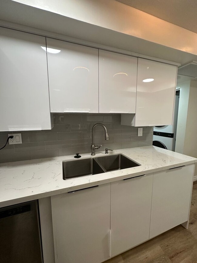 Building Photo - Extensively remodeled huge 1 bedroom/1.25 ...