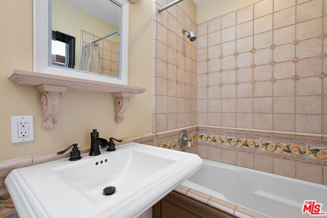 Building Photo - 1036 El Medio Ave