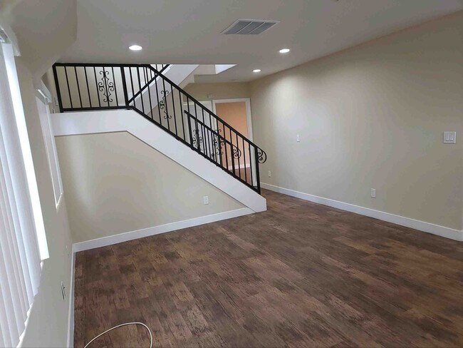 Building Photo - 1334 W 62nd St