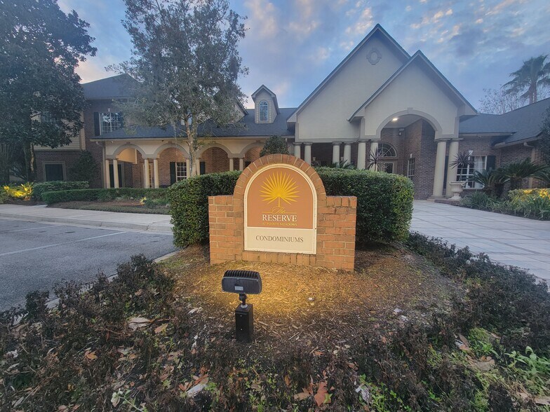 Building Photo - 7800 Point Meadows Dr