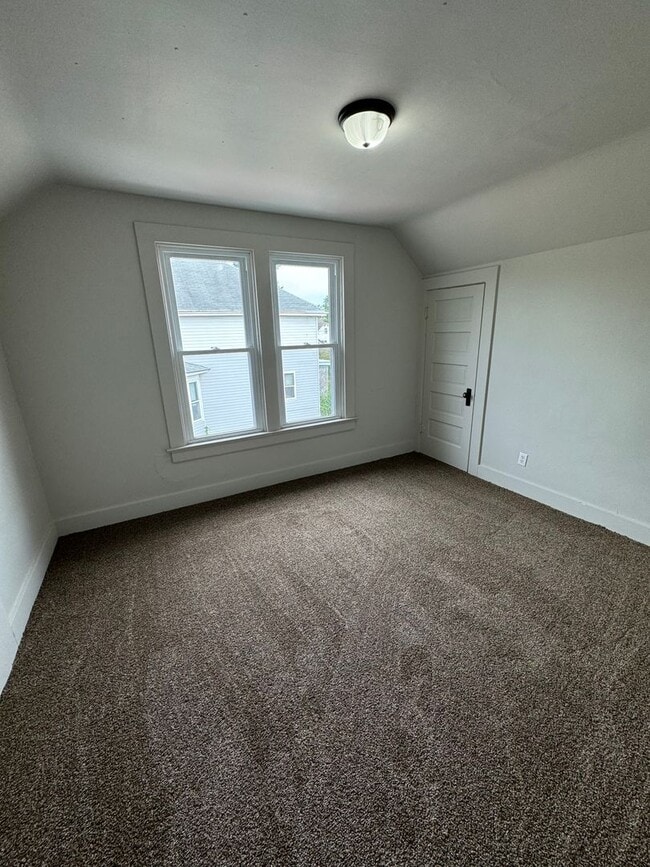 Building Photo - 950 Burgess St
