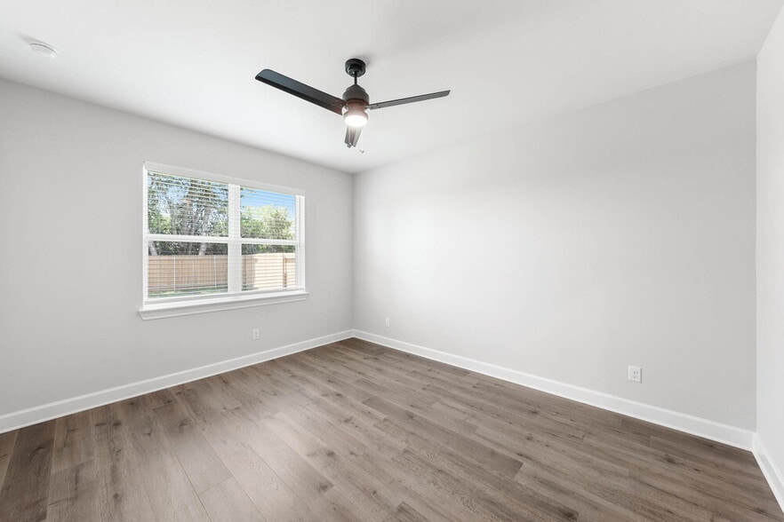Building Photo - 232 Live Oak Ln