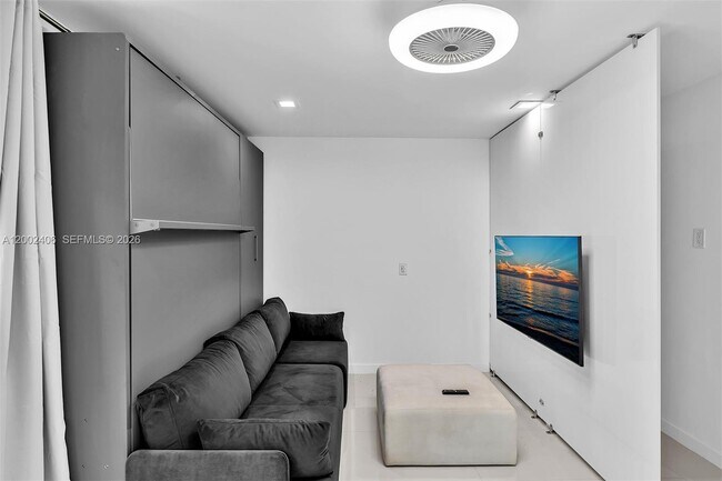 Building Photo - 1002 10th St