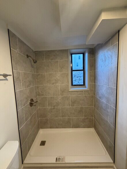 Building Photo - 490 Boswell Ave